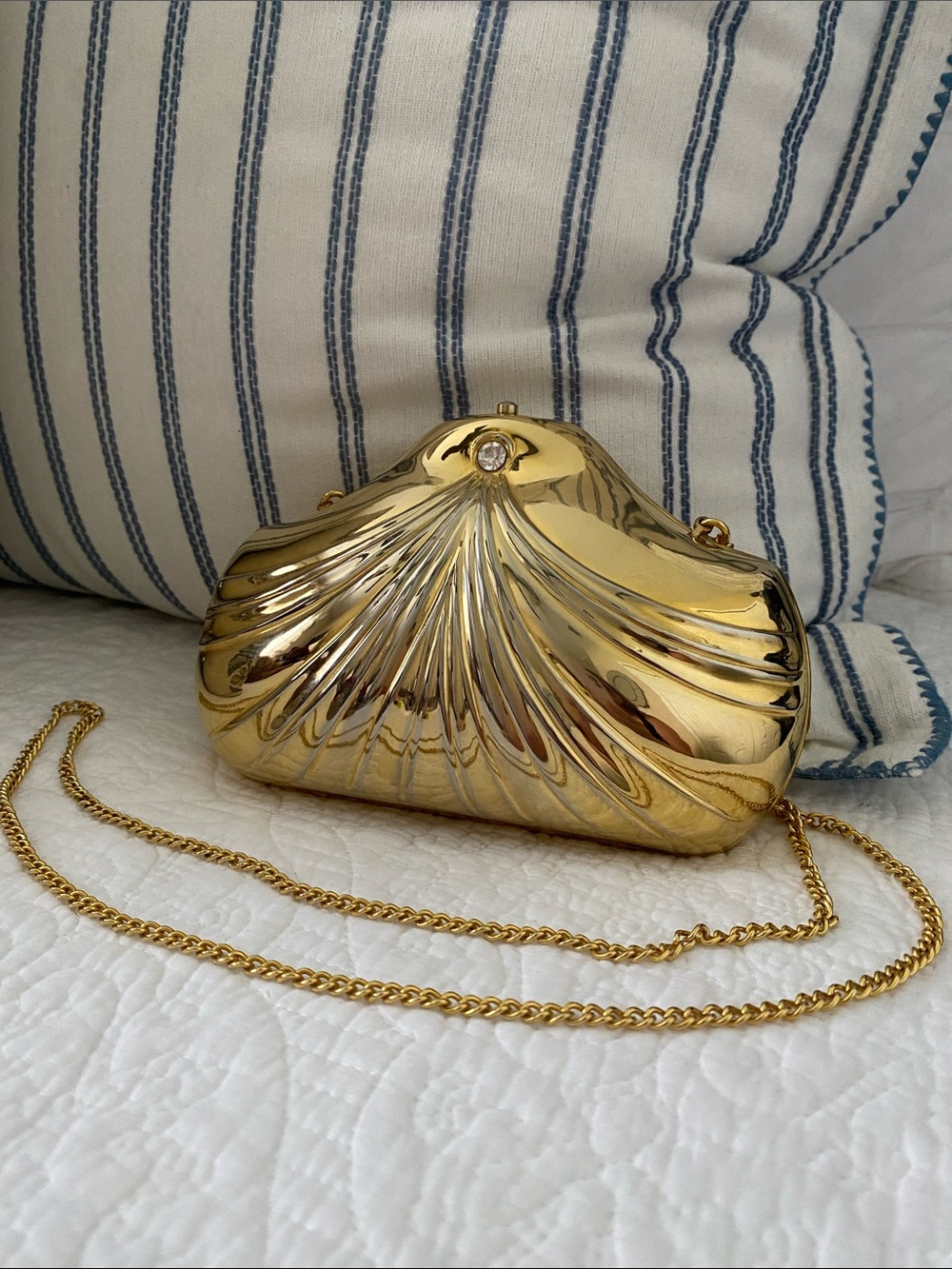 Vintage gold-tone metal seashell minaudière clutch with delicate chain strap